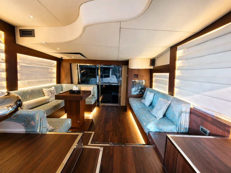 Noleggio Barca a motore a Dubai Marina – Custom Made 50 MY