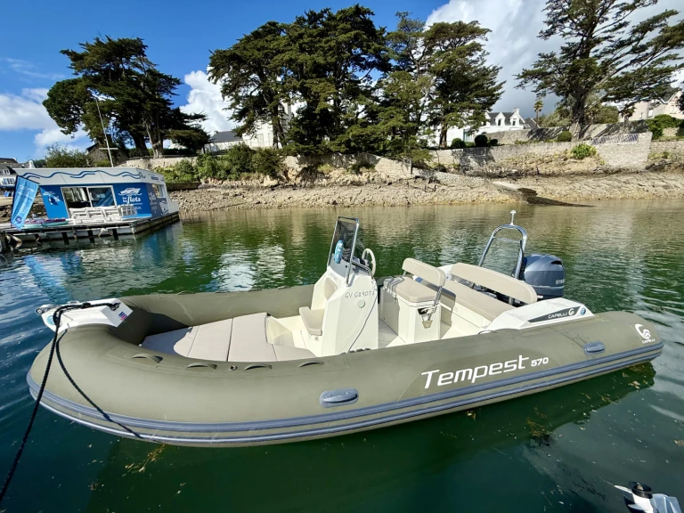 Noleggiare una Capelli Tempest 570 a Combrit