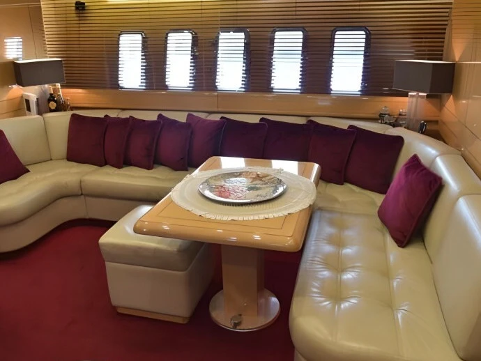 Yacht di lusso a noleggio a Castellammare di Stabia al miglior prezzo