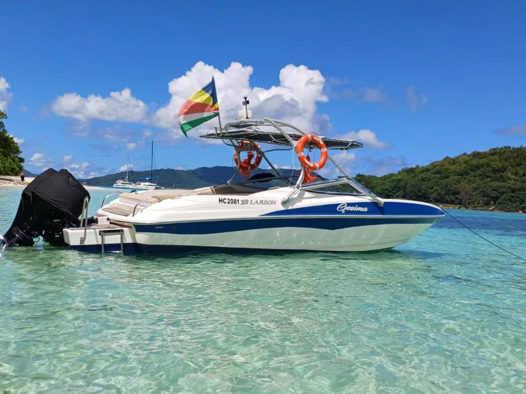 Barca a motore a noleggio a Baie Sainte Anne al miglior prezzo