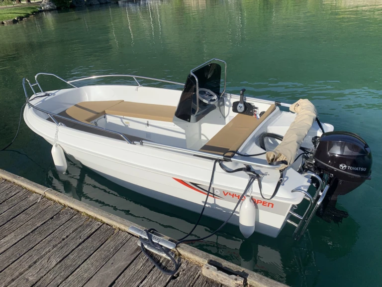 Barca a motore a noleggio a Annecy al miglior prezzo
