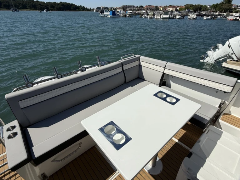 Noleggiare una Jeanneau Merry Fisher 895 Cruiser a Medulin