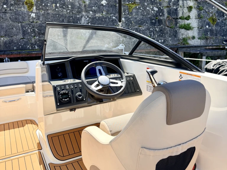 Noleggio Barca a motore Bayliner con patente nautica
