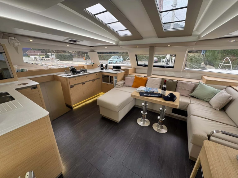 Noleggio Catamarano Fountaine Pajot con patente nautica