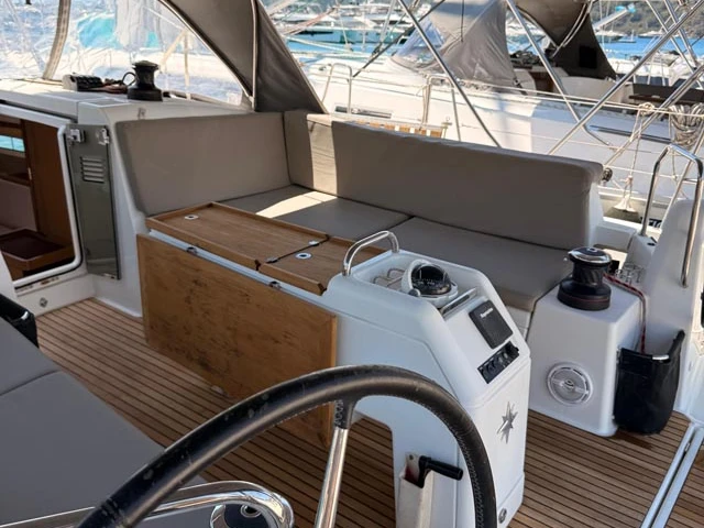 Noleggio Barca a vela Jeanneau con patente nautica