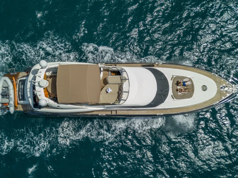Noleggio Yacht di lusso Sunseeker con patente nautica
