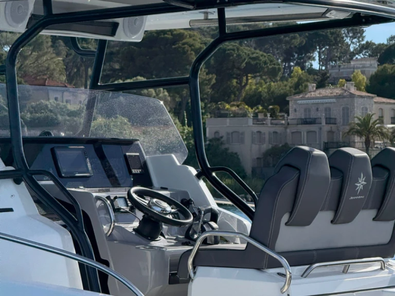 Noleggio a Antibes – Jeanneau Cap Camarat 9.0 CC su SamBoat