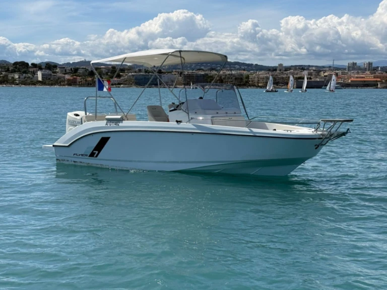 Noleggiare una Bénéteau Flyer 7 SPACEdeck a Antibes