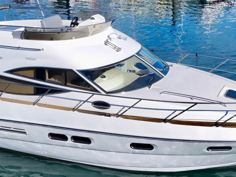 Noleggiare una Sealine F425  a Antibes