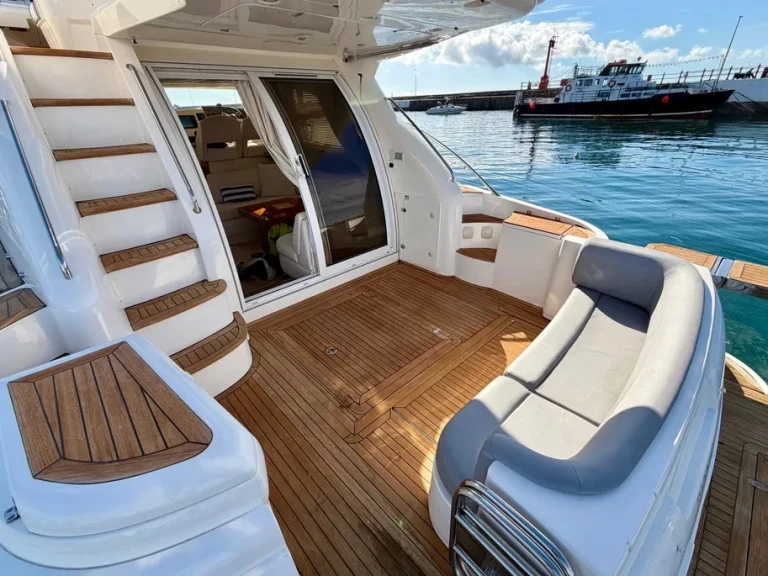 Noleggio Yacht di lusso a Antibes – Sealine F425 