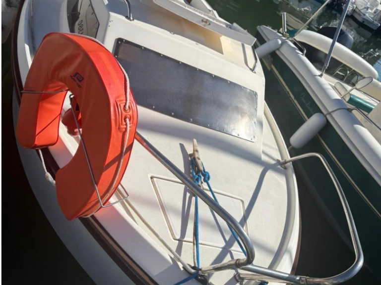 Noleggio Barca a motore Jeanneau con patente nautica