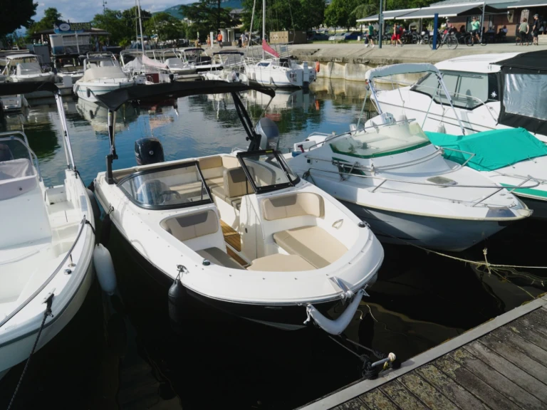Noleggiare una Bayliner BAYLINER VR4 a Aix-les-Bains