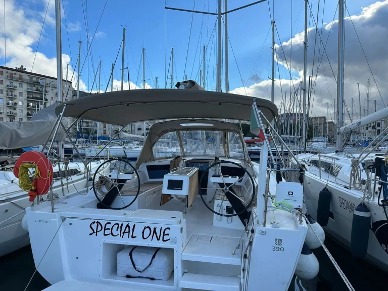 Noleggiare una Dufour Dufour 390 GL a Cagliari