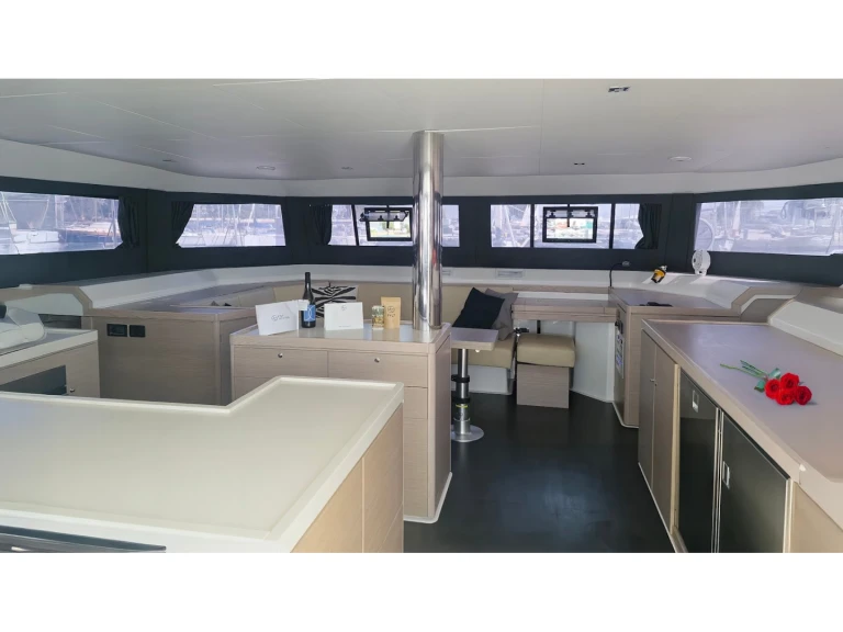 Noleggio Catamarano a Álimos – Dufour Dufour 48