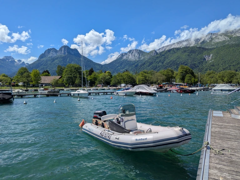 Noleggio Gommone a Annecy – Bombard Explorer 500 SB