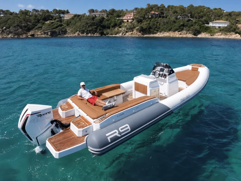 Noleggio Gommone Renier con patente nautica