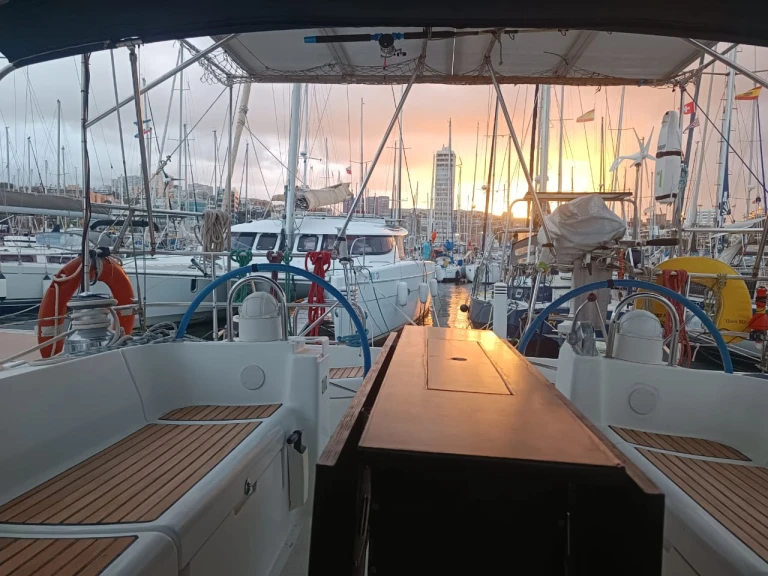 Noleggiare una Bénéteau Oceanis 473 Clipper a Tivat