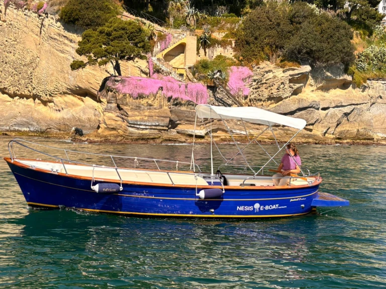 Noleggio Barca a motore nesis con patente nautica