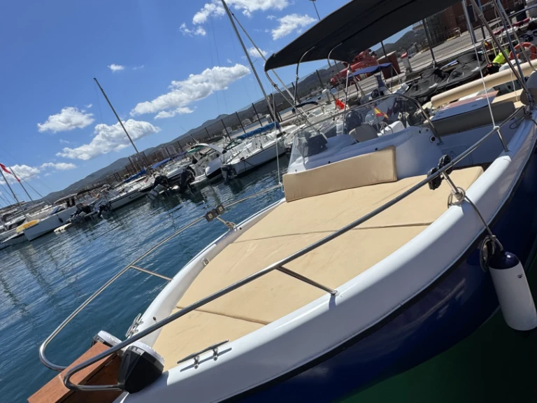 Barca a motore a noleggio a San Antonio Port al miglior prezzo