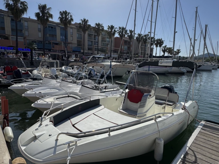 Noleggio Barca a motore Prua al vento con patente nautica