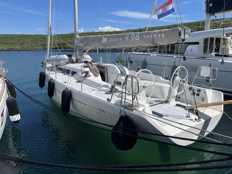 Italia Yachts Italia 9.98 da affittare a  Punat