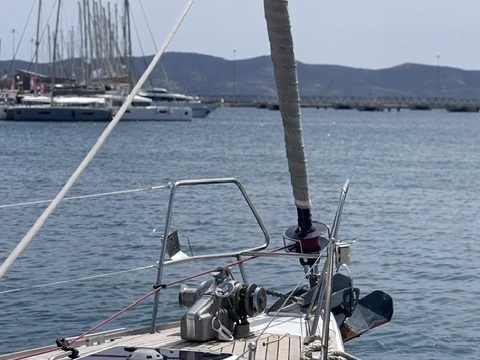 Noleggiare una Jeanneau Jeanneau 53 a Lávrio