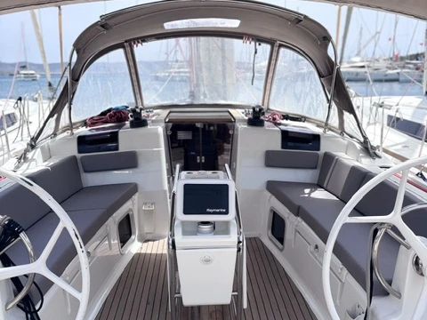 Noleggiare una Jeanneau Sun Odyssey 449 a Lávrio