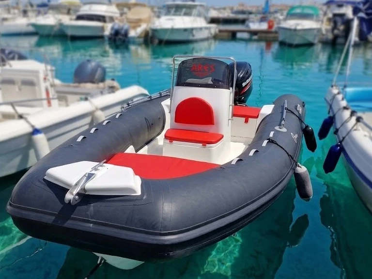 Noleggio Gommone CNC con patente nautica