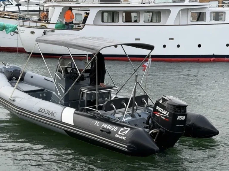 Noleggiare una Zodiac Pro Open 650 a Cavalaire-sur-Mer
