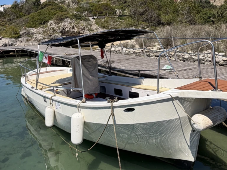 Barca a motore a noleggio a Santa Maria di Leuca al miglior prezzo