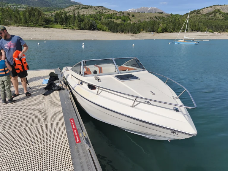 Noleggio Barca a motore a Chorges – Monterey Cuddy cabine 
