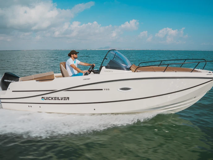 Noleggio barche Spalato economico Activ 755 Sundeck
