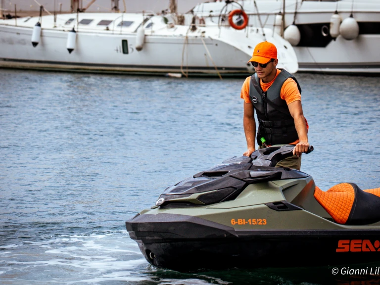 Noleggiare una Bombardier GTX PRO 130 a Puerto Deportivo de Marbella