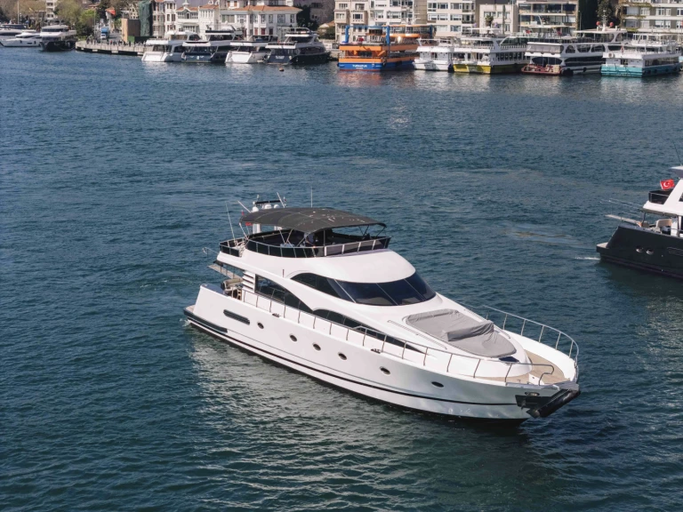 Noleggio Yacht di lusso Custom Made con patente nautica