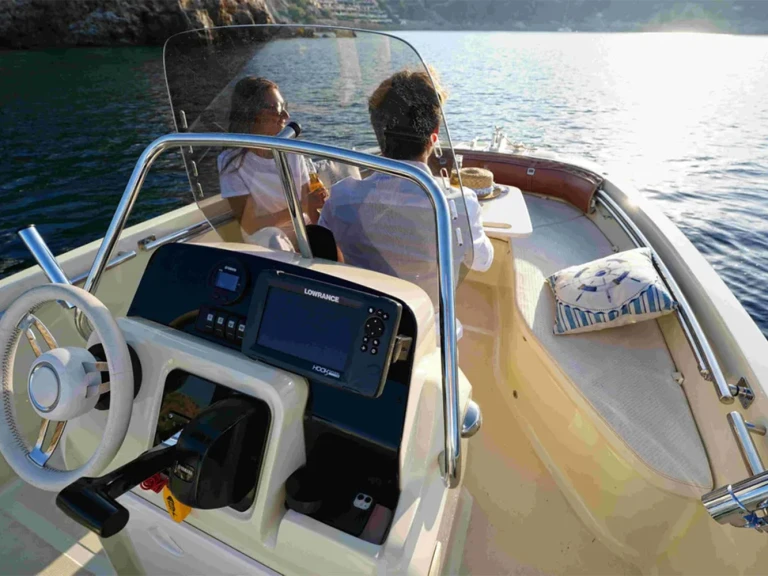 Noleggio Barca a motore con o senza skipper Invictus  a Marina de Palamós