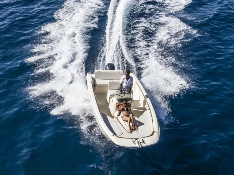 Noleggio Barca a motore Invictus  con patente nautica