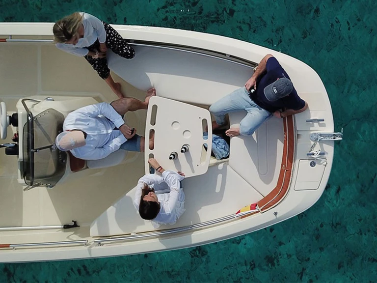 Invictus  Invictus 190 FX da affittare a  Marina de Palamós