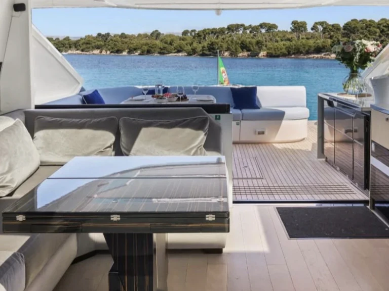 Noleggiare una Fairline Targa 64 a Saint-Tropez