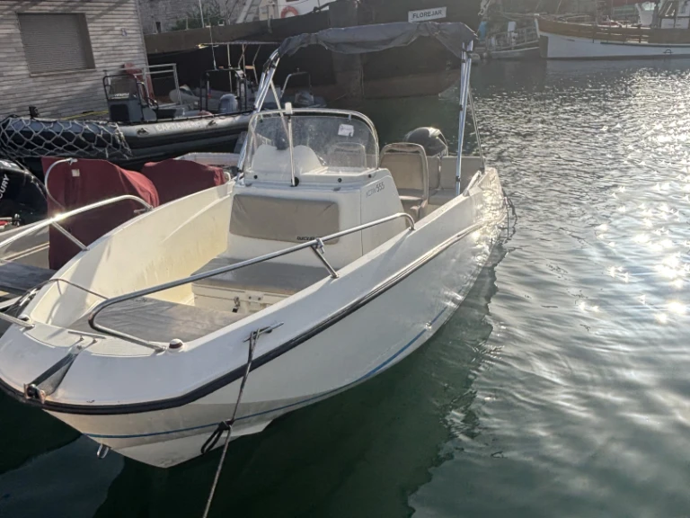 Noleggiare una Quicksilver Activ 555 Open a Marsiglia