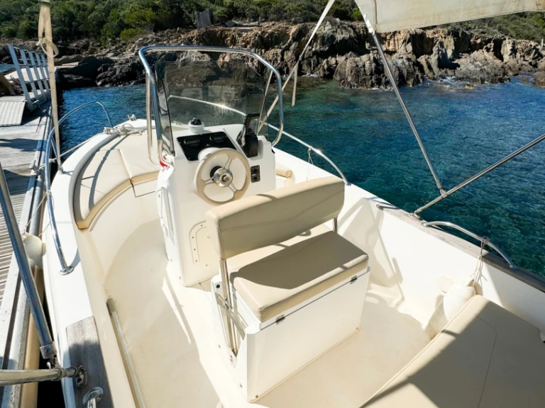 Barca a motore a noleggio a Port de Bormes-les-Mimosas al miglior prezzo