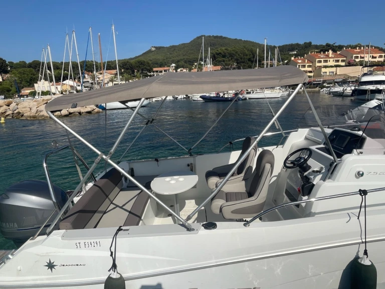 Noleggio Barca a motore Jeanneau con patente nautica