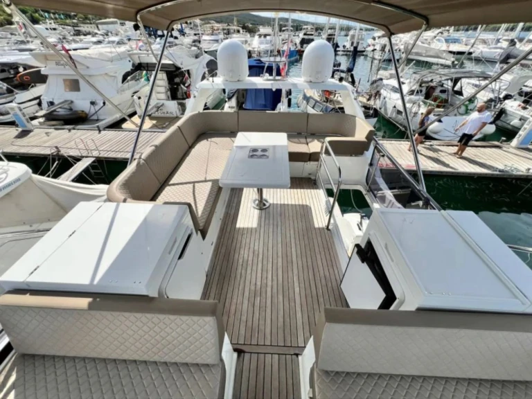 Galeon Galeon 420 Fly - 3 cab. da affittare a  Punat