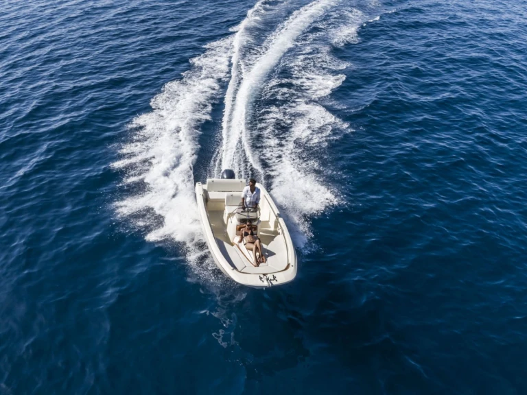 Noleggio Barca a motore con o senza skipper Invictus  a Saint-Raphaël