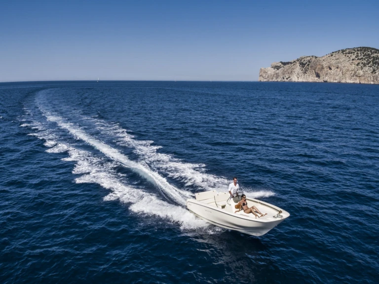 Noleggio Barca a motore Invictus  con patente nautica