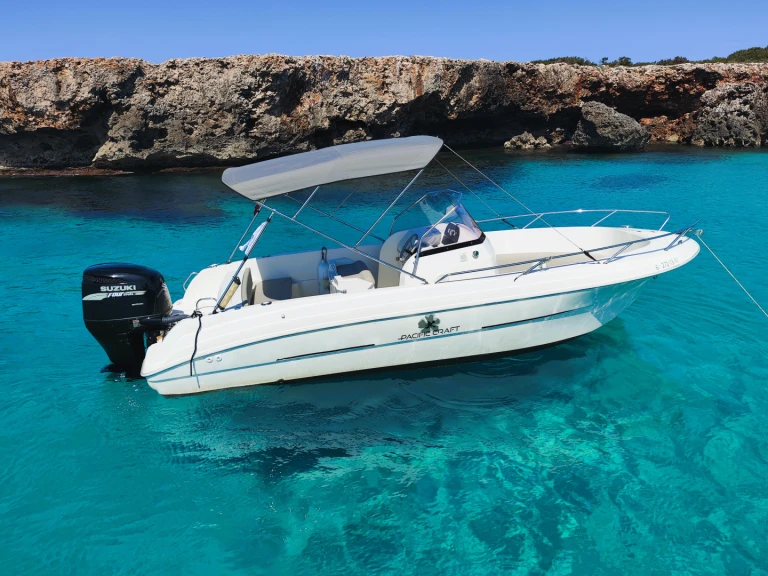Noleggiare una Pacific Craft Pacific Craft 670 Open a Cala en Bosch