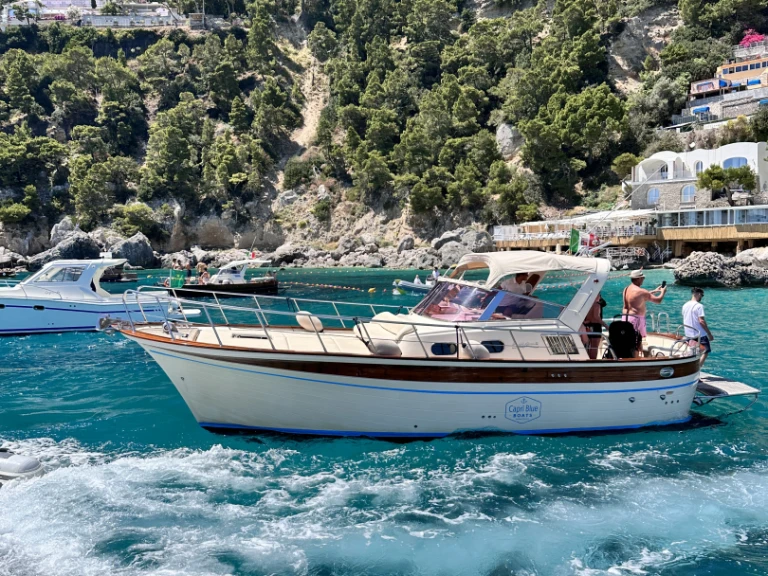Noleggio Barca a motore a Capri – Fratelli Aprea Sorrento 32 Semi Cabinato