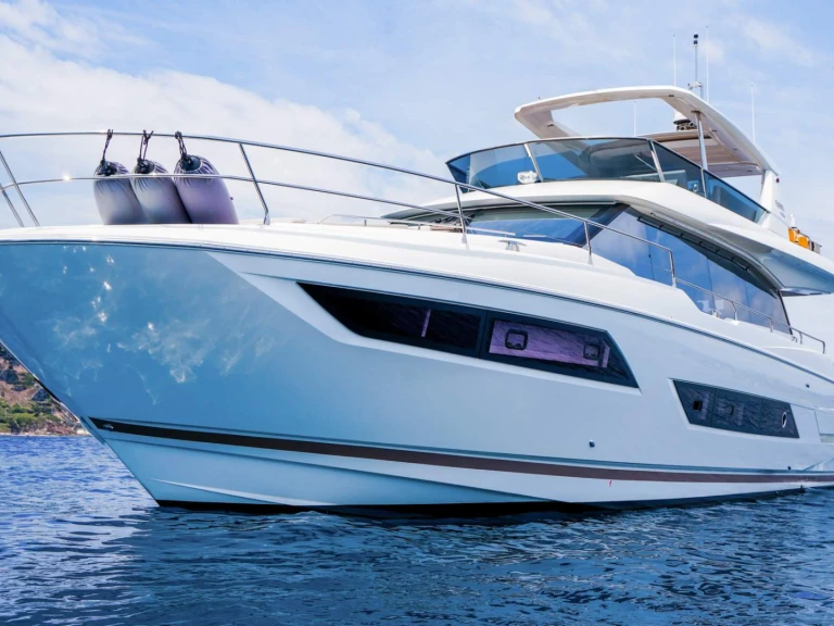 Noleggio Yacht di lusso Prestige Yachts con patente nautica