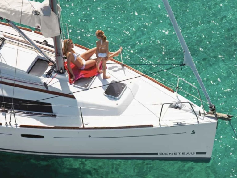 Noleggiare una Bénéteau Oceanis 31 a La Herradura