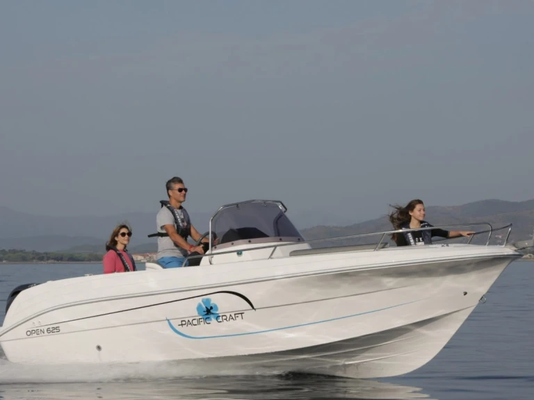 Noleggio Barca a motore Pacific Craft con patente nautica