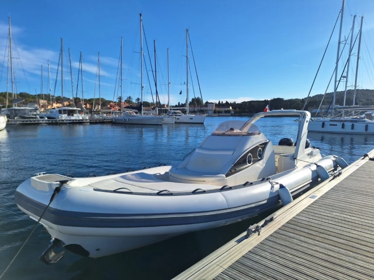 Noleggiare una Bwa BWA 34 a Hyères